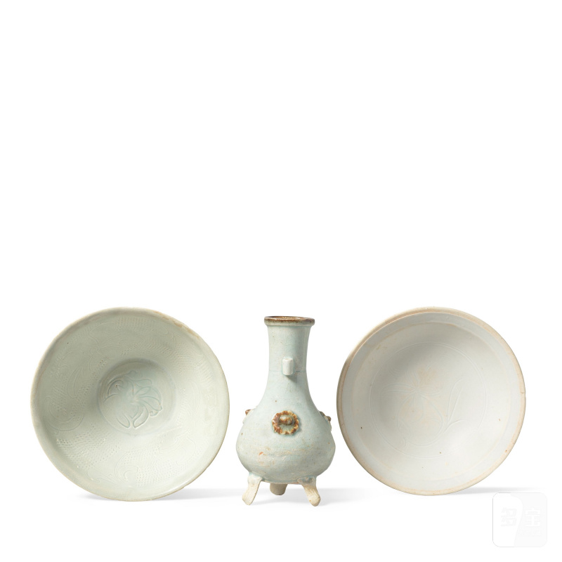 宋/元 青白盌兩件及瓶一件 | TWO QINGBAI-GLAZED BOWLS AND A QINGBAI-GLAZED VASE - 图4